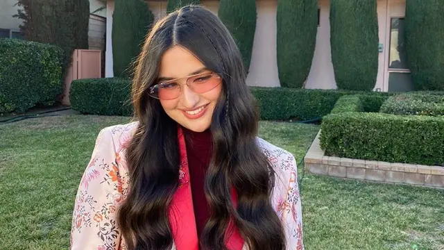 Gaya Rambut Stephanie Poetri dengan Berbagai Warna, Menawan