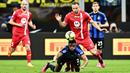 Pemain Inter Milan, Dunzel Dumfries terjatuh saat laga lanjutan Liga Italia 2022/2023 melawan Monza di Giuseppe Meazza, Milan, Minggu (16/04/2023) WIB. Nerazzurri kalah dengan skor 0-1. (AFP/Gabriel Bouys)