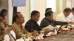 Presiden Joko Widodo saat memimpin rapat terbatas di Istana Bogor, Senin (22/10).Ratas tersebut membahas persiapan OOC (Our Ocean Conference 2018) yang akan di selenggarakan di Bali. (Liputan6.com/Angga Yuniar)