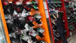 Sejumlah helm yang dijual di Jakarta, Senin (19/6). Banyaknya pemudik sepeda motor menyebabkan penjualan helm selalu meningkat dibanding hari biasa menjelang arus mudik. (Liputan.com/Immanuel Antonius)