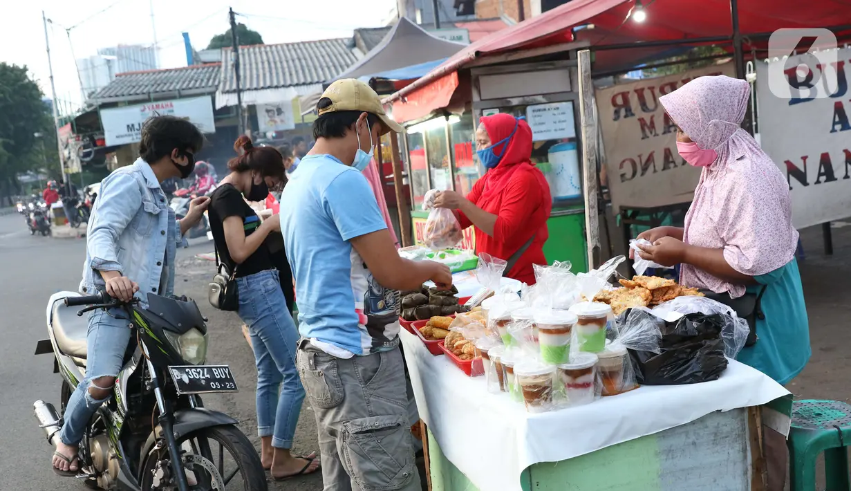 Warga melakukan aktivitas jual beli makanan untuk berbuka puasa (takjil) di kawasan Jalan Panjang, Jakarta, Selasa (5/5/2020). Pandemi virus COVID-19 dan pelaksanaan Pembatasan Sosial Berskala Besar (PSBB) berimbas pada sepinya pembeli takjil di kawasan tersebut. (Liputan6.com/Helmi Fithriansyah)