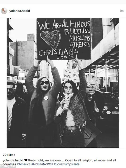 Bella sendiri muncul dengan atasan turtle neck rajutan berwarna krem  yang dipadukan dengan setelan jaket dan celana berwarna sama. Kedua wanita ini bergabung dengan sang ibu, Yolanda Hadid yang kerap mengabadikan momen tersebut. (doc.dailymail.com)