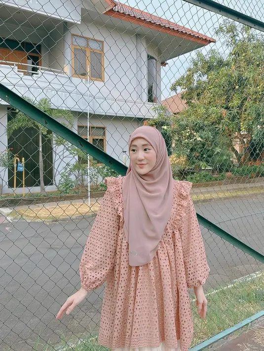 <p>Perempuan seorang anak itu juga mengaku masih ingat di pikirannya saat sahabatnya tersebut saat akan mengenalkan dengan Ikram. "Aku masih inget omongan nya @buanae:," sambungnya. [Instagram/larissachou]</p>