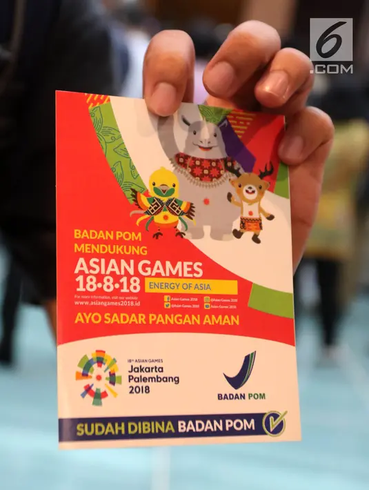 Pengunjung menunjukkan Stiker aman saji Asian Games 2018 di Plaza Indonesia, Jakarta, Selasa (24/7). Wagub Sandiaga Uno mengatakan ajang Asian Games 2018 dapat kembali menonjolkan makanan khas Indonesia kepada mancanegara. (Liputan6.com/Arya Manggala)