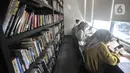 Sejumlah orang membaca buku koleksi perpustakaan Baca Di Tebet di Tebet, Jakarta Selatan, Minggu (29/5/2022). Perpustakaan Baca Di Tebet yang didirikan pada Februari lalu menjadi alternatif bagi warga yang membutuhkan ruang literasi dan diskusi dengan suasana nyaman sekaligus meningkatkan minat baca bagi generasi milenial yang dilengkapi sekitar 25.000 buku. (merdeka.com/Iqbal S Nugroho)