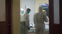 Sejumlah petugas medis sedang melakukan simulasi penanganan kepada pasien yang terjangkit virus corona di RSUD dr Moewardi Solo.(Liputan6com/Fajar Abrori)