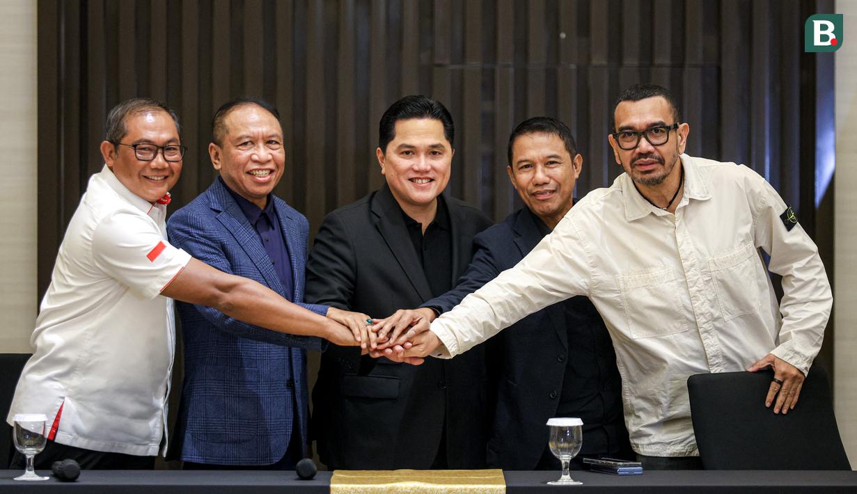 Ketua Umum PSSI, Erick Thohir (tengah) berfoto bersama dengan Manajer Timnas Indonesia Sumardji, Waketum PSSI Zainudin Amali, Sekjen PSSI Yunus Nusi, dan Exco Arya Sinulingga pada konferensi pers terkait rencana baru perkembangan Timnas Indonesia yang berlangsung di Menara Danareksa, Kemayoran, Jakarta Pusat, Senin (06/01/2025). (Bola.com/Bagaskara Lazuardi)