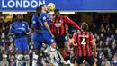 Gelandang Chelsea, Mason Mount, duel udara dengan gelandang Bournemouth, Jefferson Lerma, pada laga Premier League di Stadion Stamford Bridge, London, Sabtu (14/12). Chelsea kalah 0-1 dari Bournemouth. (AFP/Olly Greenwood)