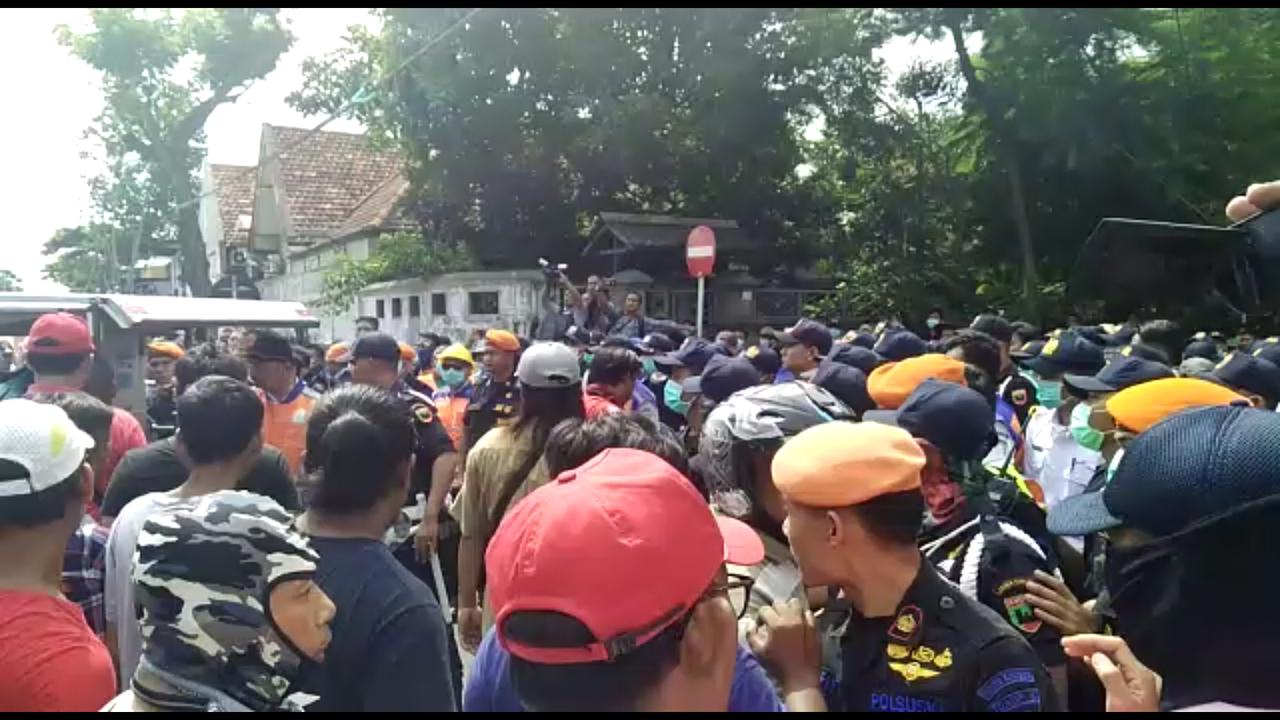 4 Petugas KAI Terluka Saat Kosongkan Sebuah Rumah di Surabaya