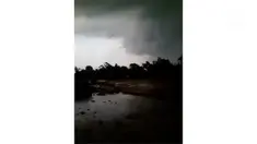 Seorang warga merekam bencana angin puting beliung di daerahnya. Dahsyatnya angin membuat bangunan roboh dalam sekejap.