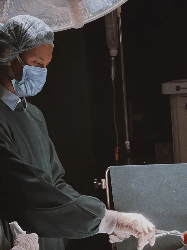 Main Sinetron Baru, Ini 6 Gaya Lucky Perdana Berperan Sebagai Dokter di Layar Kaca