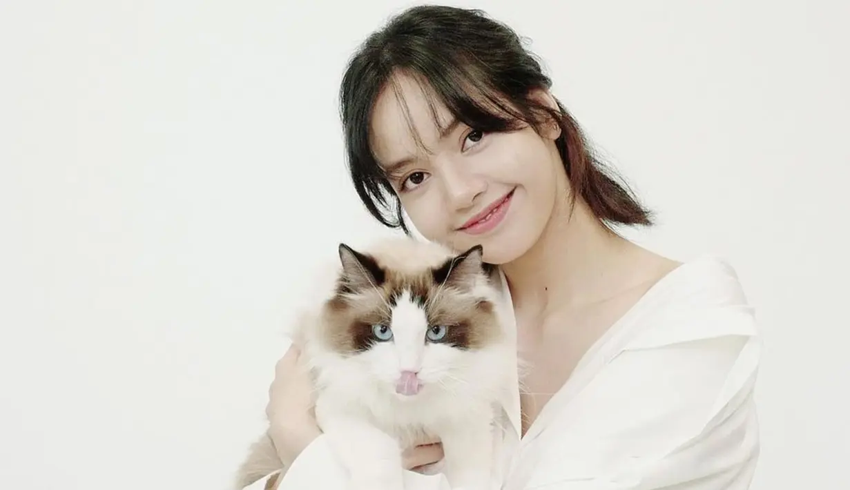 Melalui channel YouTube pribadinya, Lisa bahkan mengunggah persiapan hingga menjalani pemotretan bersama kelima kucingnya. Penampilan sederhana Lisa saat menjalani pemotretan pun berhasil mencuri perhatian netizen.
(Liputan6.com/IG/@lalalalisa_m)
