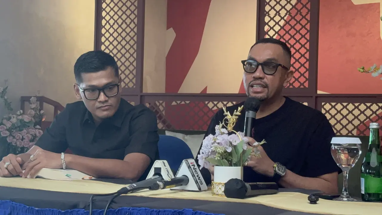 Wakil Ketua Komisi III DPR Ahmad Sahroni (kanan) saat konferensi pers di bilangan Jaksel, Sabtu (11/4/2026) (Liputan6.com/Ady Anugrahadi)