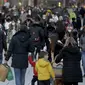 Zona pejalan kaki utama di Frankfurt ramai oleh orang-orang yang melintas di Jerman, Senin (14/12/2020). Kebijakan lockdown di Jerman terpaksa diambil demi menurunkan kasus penularan virus corona covid-19 yang melonjak beberapa waktu terakhir. (AP Photo/Michael Probst)