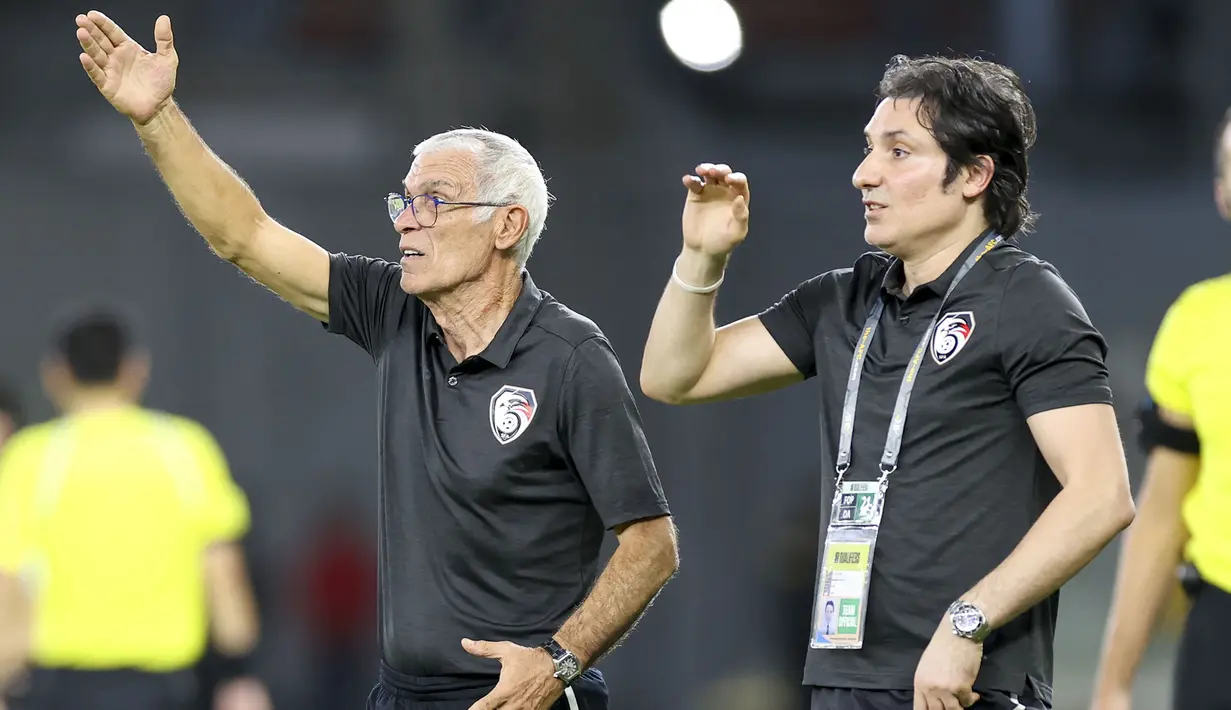 Hector Cuper ditetapkan sebagai pelatih Timnas Suriah sejak 2 Februari 2023 setelah sebelumnya menjadi pelatih Timnas Kongo sejak 13 Mei 2021 hingga 9 Juni 2022. Pelatih yang terkenal dengan julukan spesialis runner-up ini sebelumnya pernah membesut beberapa klub top Eropa, seperti Mallorca, Valencia, Inter Milan, Real Betis dan Parma. (AFP)