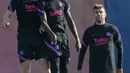 (Dari kiri) Pemain Barcelona Frenkie De Jong, Ousmane Dembele, dan Gerard Pique saat sesi latihan di Barcelona, Spanyol, Selasa (19/10/2021). Barcelona akan menghadapi Dynamo Kiev pada pertandingan Grup E Liga Champions. (LLUIS GENE/AFP)