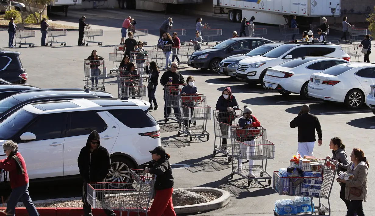Warga melakukan social distancing atau menjaga jarak saat mengantre untuk memasuki supermarket di Las Vegas, Amerika Serikat, Sabtu (14/3/2020). Social distancing adalah cara terbaik untuk mencegah penyebaran virus corona COVID-19. (AP Photo/John Locher)