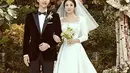 Lewat akun instagram pribadinya, pria yang akrab disapa kang Emil ini mengunggah foto pasangan pengantin baru ini dan menuliskan nasihat untuk keduanya dalam bahasa Sunda. (Instagram/Songjoongkionly)