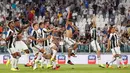 Pemain Juventus merayakan kemenangan atas Sassuolo dalam lanjutan Serie A di Juventus Stadium, Turin, Sabtu (10/9/2016). (AFP/Marco Bertorello)