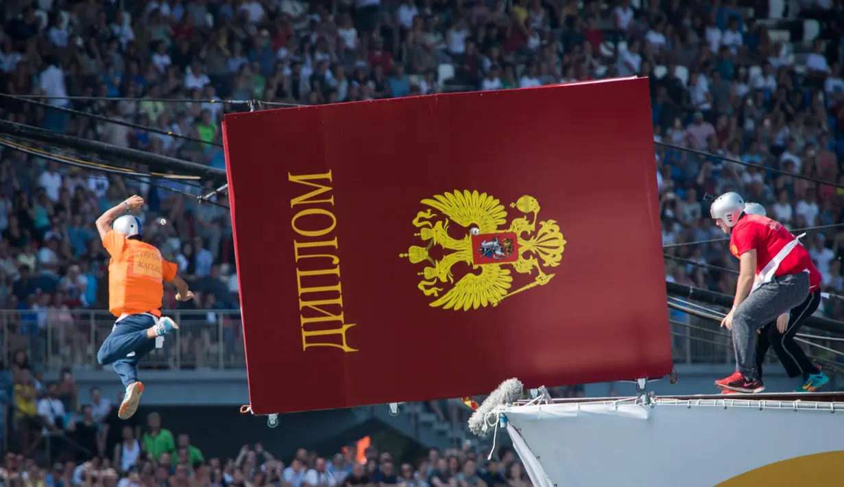 Peserta terjun bebas saat mengikuti Red Bull Flugtag 2017 di Moskow, Rusia (13/8). Selain itu, pesawat tak boleh melebihi panjang maksimal sembilan meter plus bobot yang tak melampaui batas 204 kilogram (AFP Photo/Yuri Kadobnov)