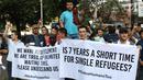 Pengungsi dari negara-negara berkonflik melakukan unjuk rasa di depan Kantor UNHCR, Jalan Kebon Sirih, Jakarta, Selasa (30/7/2019). Pengungsi yang rata-rata belum berkeluarga tersebut mendesak pihak UNHCR segera memproses surat ijin menuju negara tujuan mereka. (Liputan6.com/Helmi Fithriansyah)