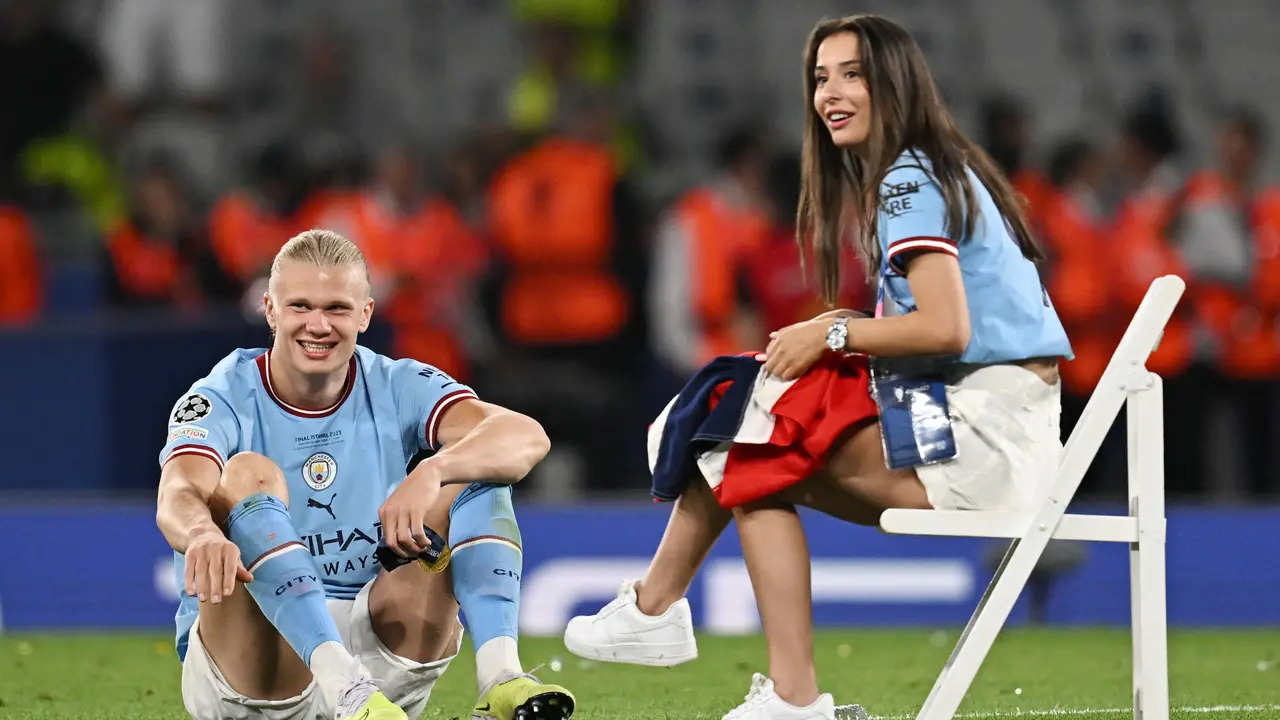 Foto: Momen Kemesraan Erling Haaland dengan Kekasihnya, Stadion Serasa Milik Berdua