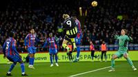 Manchester City harus puas bermain imbang 2-2 kontra Crystal Palace di Selhurst Park pada laga pekan ke-15 Premier League, Sabtu (7/12/2024) malam WIB. (AFP/Glyn Krik)