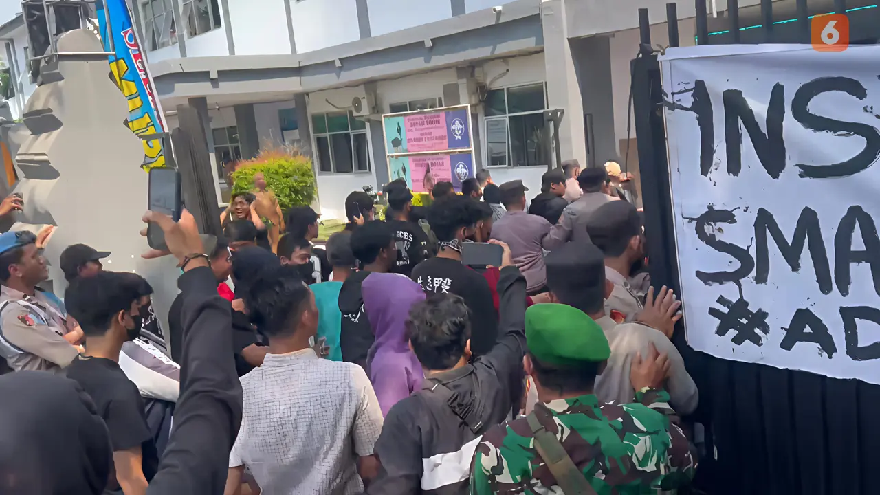 Alumni dan Murid Geruduk SMAN 4 Kota Serang. (Senin, 21/07/2025). (Yandhi Deslatama/Liputan6.com).