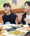 Jerome Polin membagikan momen mukbang nasi Padang bareng dengan Taeyong NCT. Selain menu ayam hingga daging, Jerome juga mengenalkan petai hingga jengkol pada Taeyong. Berikut potret Taeyong mukbang nasi Padang di Jakarta. [Instagram/jeromepolin]