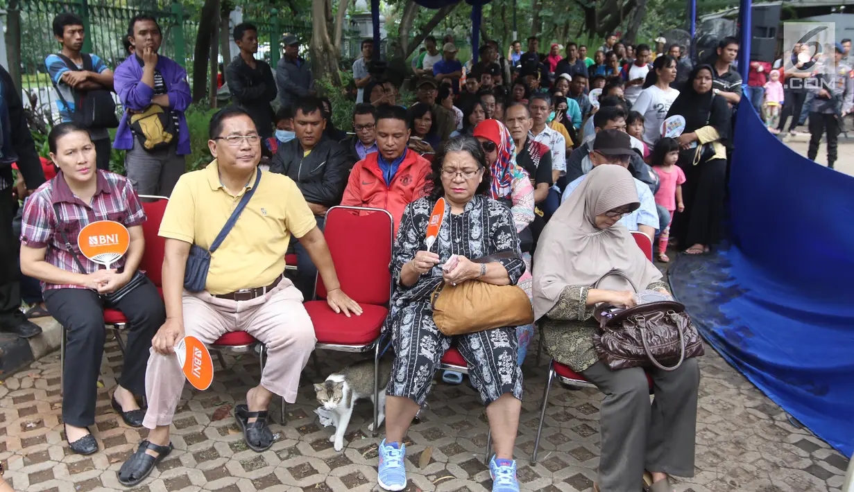 Warga mengantre untuk menukar uang pecahan di Lapangan IRTI Monas, Jakarta, Rabu (23/5). Masyarakat dibatasi maksimal menukar senilai Rp3,7 juta sesuai pecahan yang bisa dipilih sendiri dengan jumlah maksimal 100 lembar. (Liputan6.com/Arya Manggala)