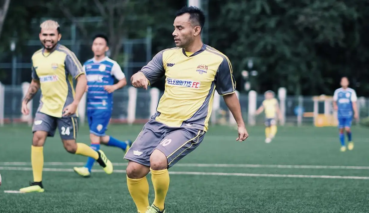Sebagai penyanyi yang memiliki ciri khas suara powerful, olahraga menjadi salah satu alternatif agar kondisi suaranya tetap terjaga. Sepak bola menjadi olahraga yang altenatif bagi suami dari Duma Riris Silalahi. (Liputan6.com/IG/@jud1ka)