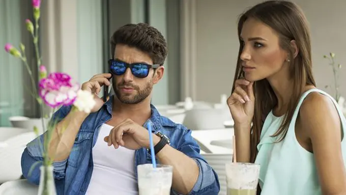 Pasangan jaga jarak?/Copyright thinkstockphotos.com