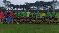 Beberapa pilar Persik Kediri yang tergabung dalam komunitas pemain asal Kediri, Regas FC, saat melakoni uji coba dengan klub lokal. (Bola.com/Gatot Susetyo)