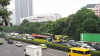 Arus lalu lintas di jalan tol arah Jakarta menuju Merak, macet total. Hal tersebut lantaran adanya badan truk yang tersangkut di JPO di KM 23+200, jalan tol Jakarta arah Merak, Tangerang.