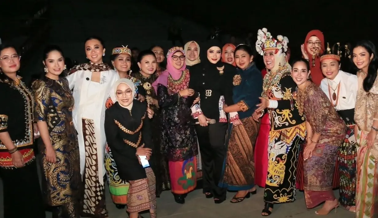 Terlihat juga Annisa Pohan dan Loemongga Haoemasan yang mengenakan tunik batik. Sementara anggota lainnya mengenakan busana sentuhan adat Dayak. [@rezaartameviaofficial].