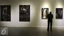 Pengunjung mengamati karya seni dalam pameran fotografi bertema Abad Fotografi di Galeri Nasional, Jakarta, Selasa (15/11). Pameran ini menampilkan 50 karya seni dari 20 perupa asal Indonesia dan Mancanegara. (Liputan6.com/Gempur M. Surya)