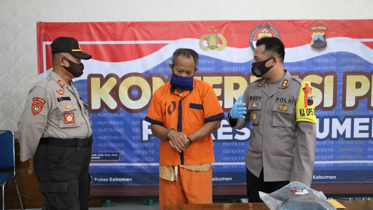 Aparat Polres Kebumen menangkap tersangka pembunuh Pak RT yang buron enam tahun di warung kopi. (Foto: Liputan6.com/Polres Kebumen)