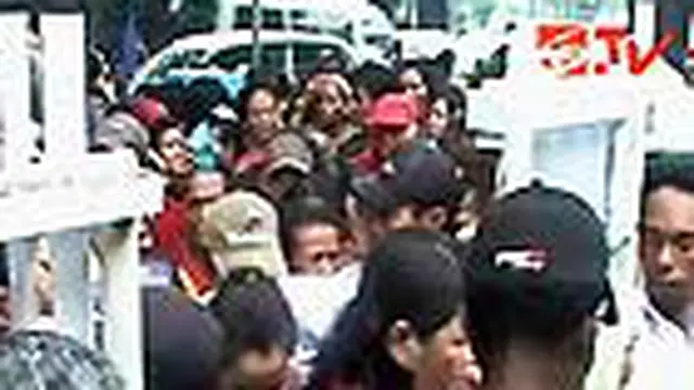 Pembagian Bingkisan Natal di Surabaya Ricuh