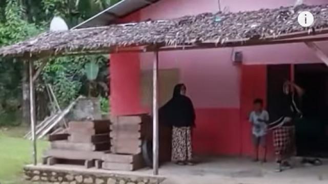 6 Potret Rumah Fajar Sad Boy, Sederhana Berdinding Kayu