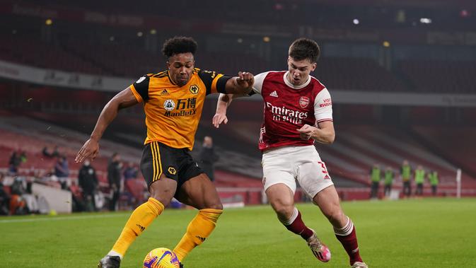 Gelandang Wolverhampton Wanderers, Adama Traore (kiri) berebut bola dengan bek Arsenal, Kieran Tierney pada pekan kesepuluh Liga Inggris di Emirates Stadium, London, Minggu (29/11/2020). Arsenal takluk 1-2 dari Wolverhampton Wanderers. (John Walton / POOL / AFP)