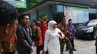 Menteri Sosial Khofifah Indar Parawansa menghadiri acara kelulusan santri di Pondok Tebuireng, Jombang, Jawa Timur. (Liputan6.com/Dian Kurniawan)