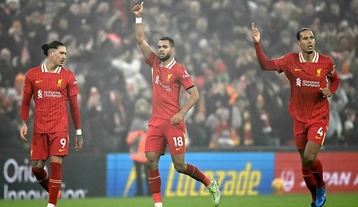 Pemain Liverpool, Cody Gakpo (tengah) melakukan selebrasi setelah mencetak gol duel Boxing Day Premier League 2024/2025 melawan Leicester City di stadion Anfield pada 26 Desember 2024 waktu setempat atau Jumat 27 Desember 2024 dini hari WIB. (Paul ELLIS/AFP)