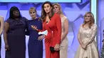 Caitlyn Jenner saat menerima penghargaan untuk serial TV nya yang berjudul "I Am Cait" saat gelaran GLAAD Media Awards ke-27, Beverly Hills , California, (2/4). Caitlyn Jenner merupakan seorang transgender ternama di Hoolywood. (REUTERS / Phil McCarten)