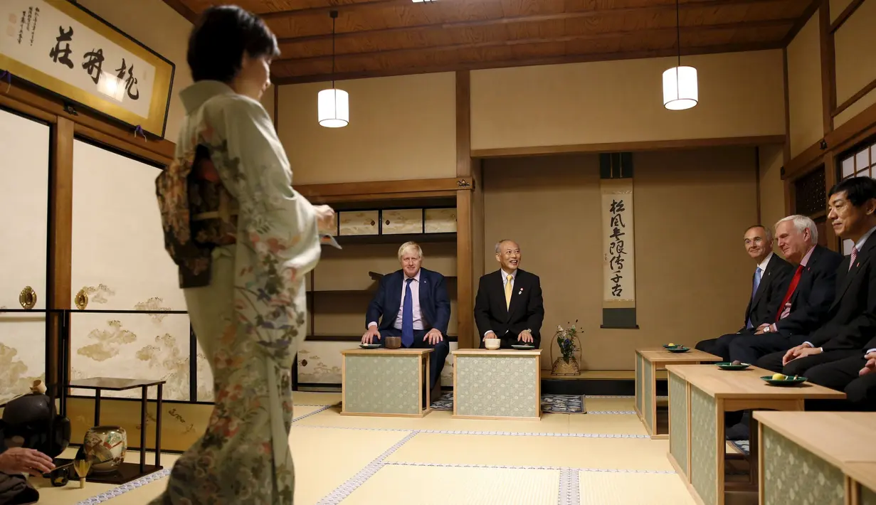  Walikota London Boris Johnson (kedua kiri) dan rekan - rekan delegasi  selama perjamuan teh di pondok teh, Kuil Meiji, Tokyo, Rabu (14/10/2015). Johnson berada di jepang untuk menjalin kerja sama di bidang perdagangan dan budaya. (REUTERS/Issei Kato)