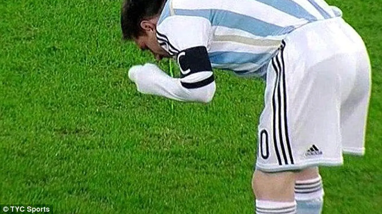 Lionel Messi muntah-muntah