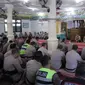 Personel Polres Kampar memperingati Isra Mikraj untuk mengingat bagaimana perintah salat wajib diturunkan kepada Nabi Muhammad SAW. (Liputan6.com/M Syukur)