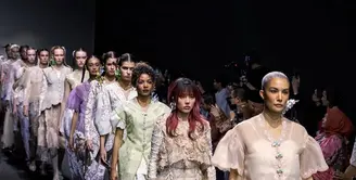 Nadya Hutalagung, Ponysmakeup, dan Zsa Zsa Utari sukses gebrak panggung Dubai Fashion Week 2025. Ketiganya jadi muse untuk peragakan busana dari desainer lokal, Toton [@totohthelabel]