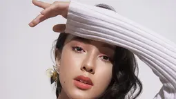 Pemeran hits FTV ini memang pandai berpose sebagai model pemotretan. Wajar saja ia selalu tampil modis di setiap pemotretan. Meski tampil simpel dengan pakaian warna putih, tetapi hal itu malah membuat Yasmin Napper terlihat cantik. (Liputan6.com/IG/@yasminnapper)