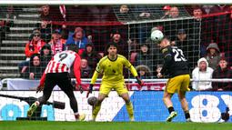 Lammens tampil solid di bawah mistar Setan Merah. Kiper asal Belgia tersebut juga berhasil melakukan clean sheet dalam laga tersebut. (AFP/Andy Buchanan)