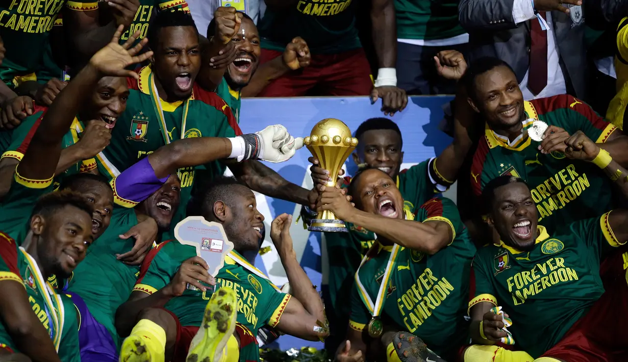 Pemain Kamerun mengangkat piala saat merayakan kemenangan atas Mesir pada laga final Piala Afrika 2017 di Stade de I'Amitie, Gabon, Minggu (5/2). Kamerun meraih gelar kelima Piala Afrika seusai menang 2-1 atas Mesir. (AP Photo/Sunday Alamba)